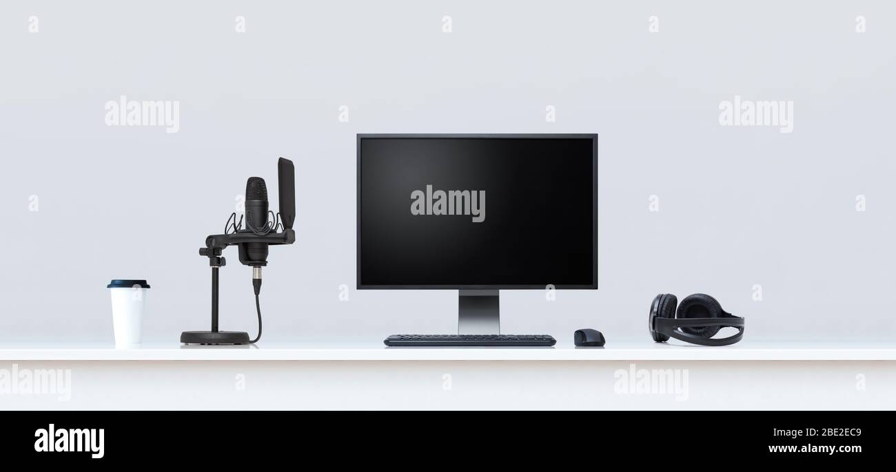 Home podcast studio d'enregistrement sur table blanche. Banque D'Images