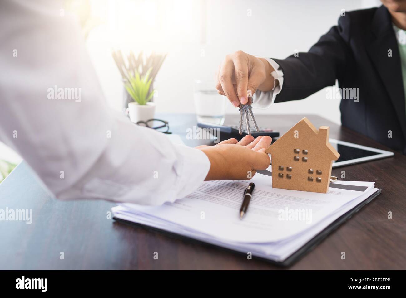 immobilier, maison de courtage résidentiel donner la clé au client, acheter maison et vendre le concept de houe Banque D'Images