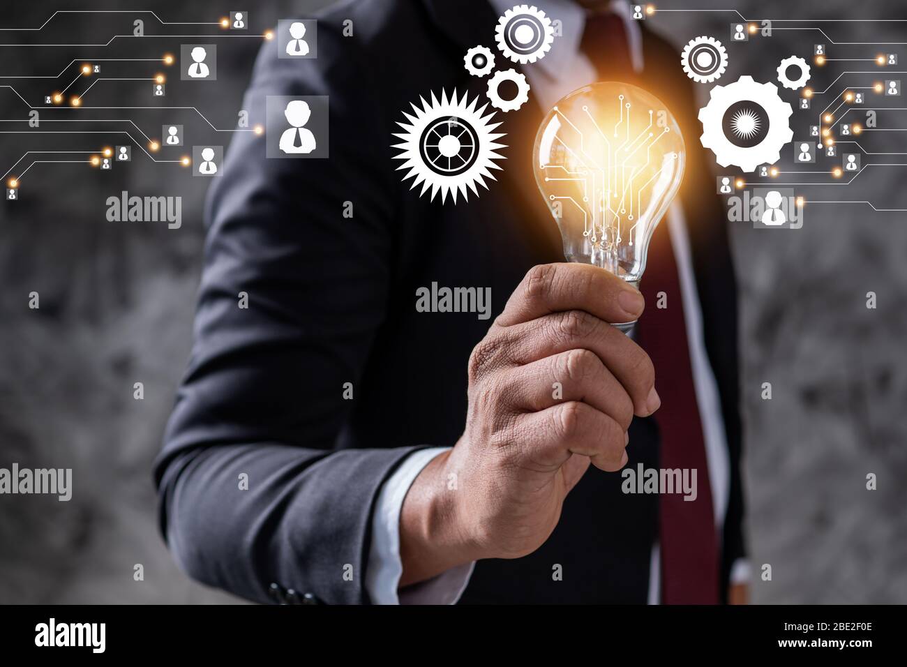 Innovation et idée d'un leader professionnel de l'entreprise qui tient une  ampoule d'éclairage, gestion de la pensée et concept de puissance  technologique Photo Stock - Alamy