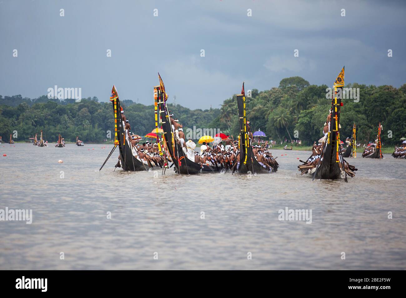 Bateaux décorés aussi appelés palliyodam et rameurs de la course de bateaux d'Aranmula, la plus ancienne Fiesta de bateau de rivière à Kerala, Aranmula, course de bateau de serpent, inde Banque D'Images