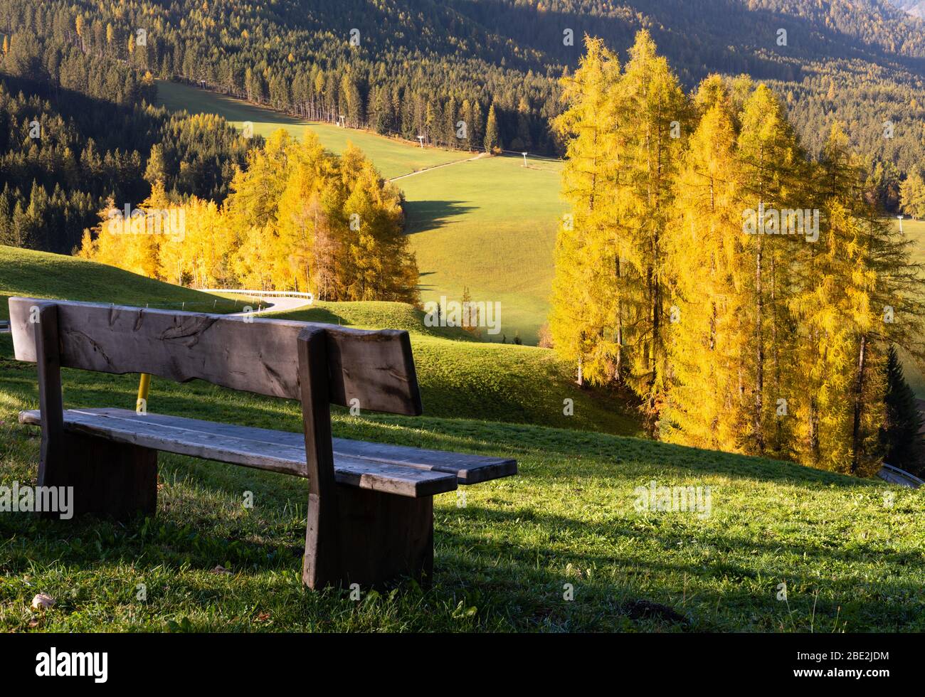 Banc en bois à l'automne Santa Magdalena célèbre Italie Dolomites village de montagne environs collines. Des paysages pittoresques, de saison et de campagne Banque D'Images