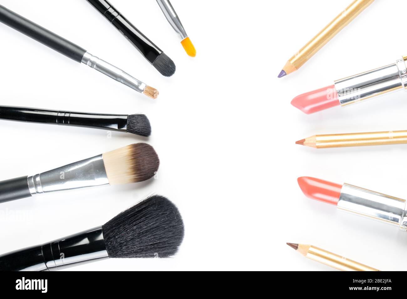 Belle brosse à maquillage, rouge à lèvres et crayon à lèvres Banque D'Images