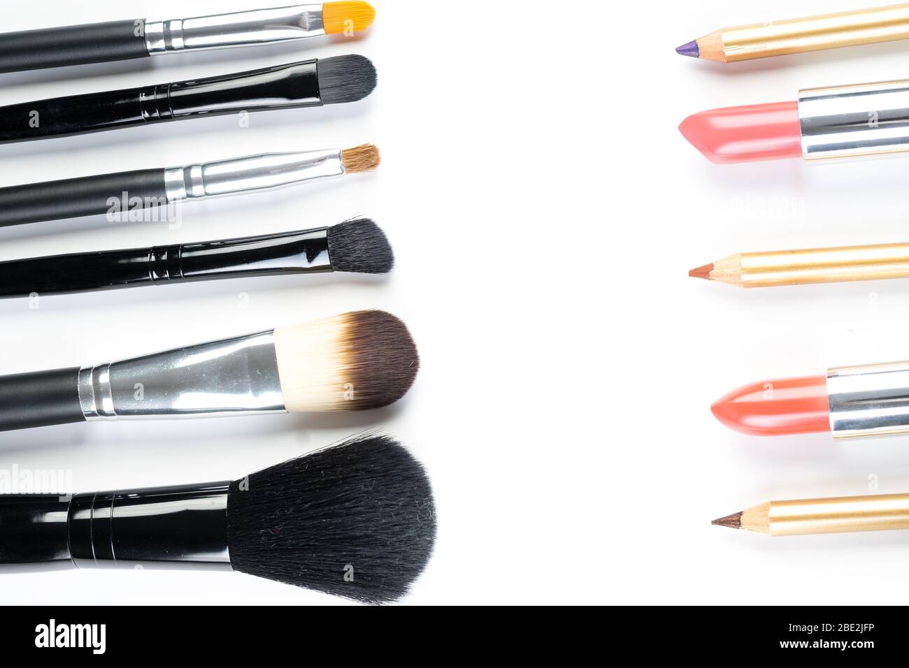 Belle brosse à maquillage, rouge à lèvres et crayon à lèvres Banque D'Images