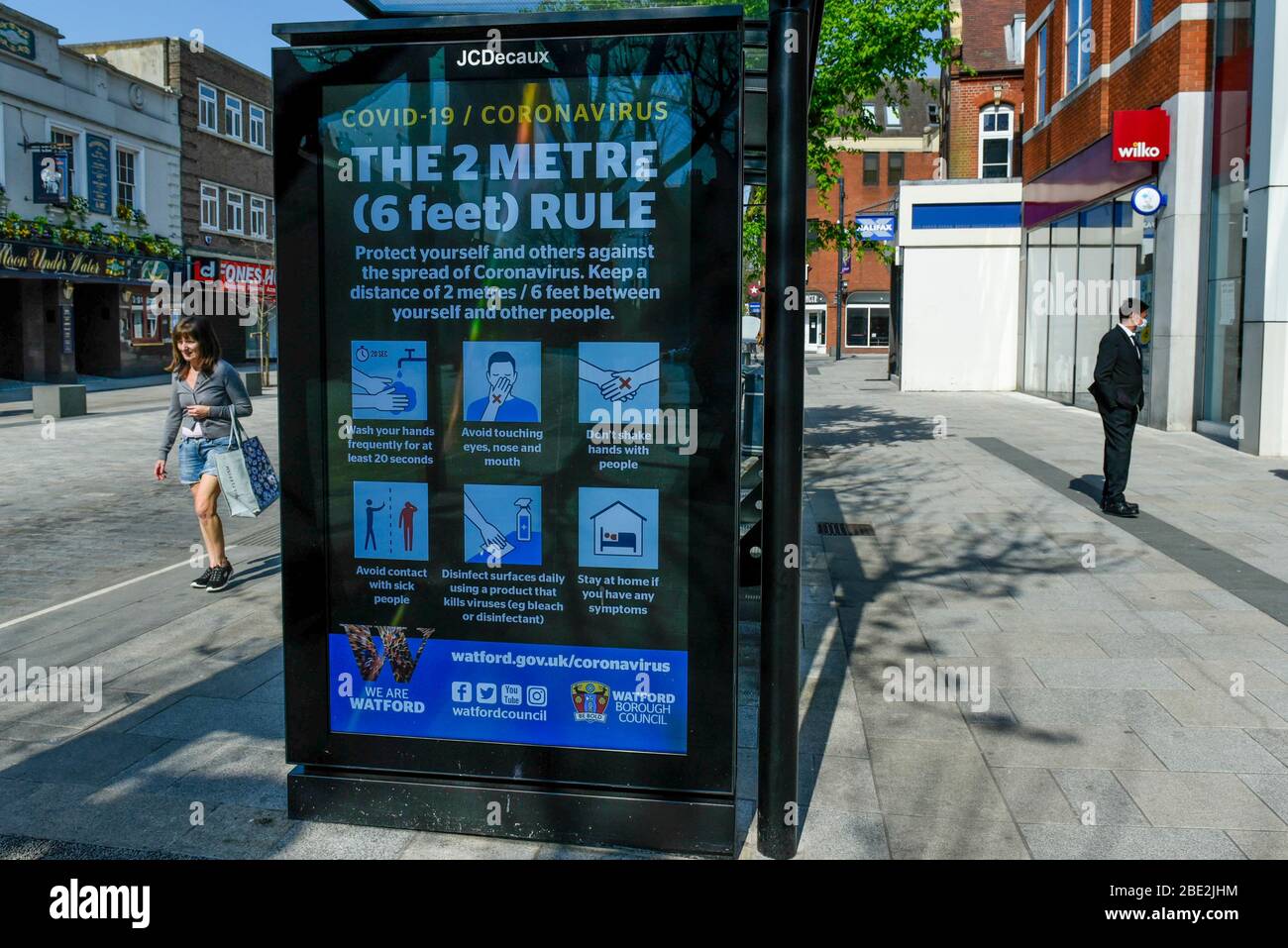 Watford, Royaume-Uni. 11 avril 2020. Un écran publicitaire sur un abri d'arrêt de bus dans le centre commercial de Watford le samedi de Pâques pendant le verrouillage pendant que la pandémie de coronavirus (COVID19) continue. L'écran affiche un message qui promeut la règle de 2 mètres par NHS. Crédit: Stephen Chung / Alay Live News Banque D'Images