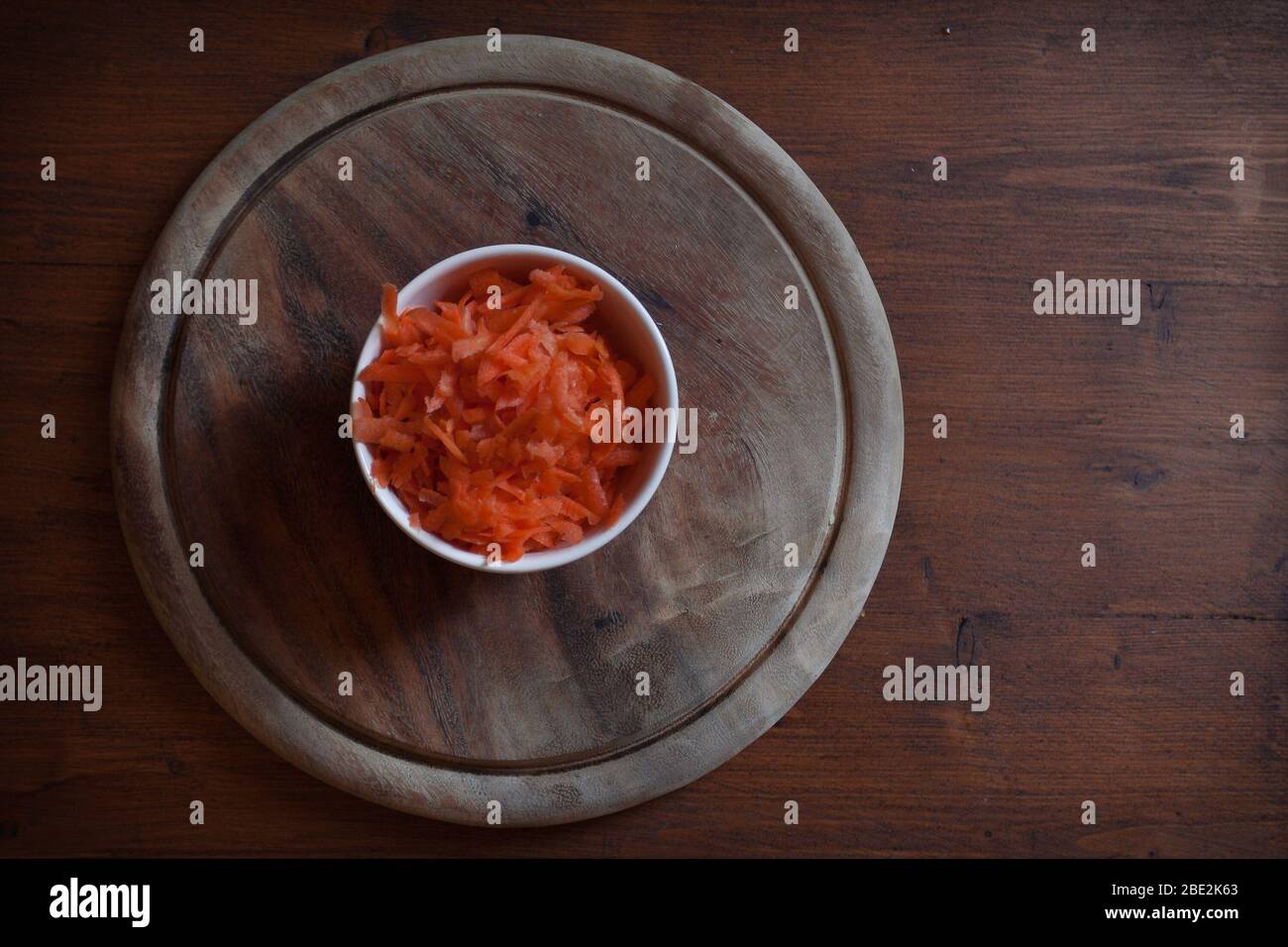 Vue de dessus des carottes coupées en tranches sur une plaque en bois rustique Banque D'Images