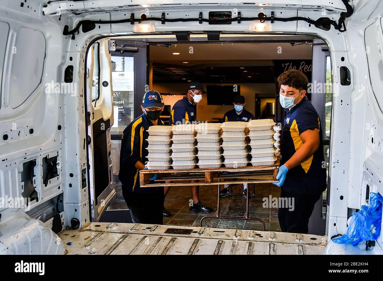 Port d'ATRA, Guam. 11 avril 2020. Moral les employés de la base navale du restaurant Tomahawks and Torpedoes de Guam et de la base navale (MWR) prennent leurs repas à l'appui du porte-avions USS Theodore Roosevelt (CVN 71) marins le 10 avril 2020. Theodore Roosevelt est amarré à la base navale de Guam où les marins du navire pratiquent des distanciation sociale et suivent d'autres directives de la CDC, de la marine américaine et du gouverneur de Guam dans le cadre d'un effort d'atténuation de COVID-19 lors d'un déploiement prévu à l'Indo-Pacifique. Photo de Omar Powell/U.S. Marine/UPI crédit: UPI/Alay Live News Banque D'Images