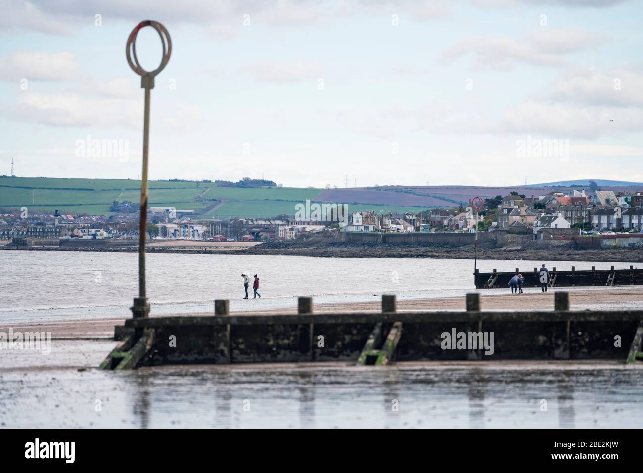 Portobello, Édimbourg. Ecosse, Royaume-Uni. 11 avril 2020. Le week-end de Pâques, le samedi matin, le public faisait des exercices à l'extérieur et marchant sur la plage de Portobello, en dehors d'Édimbourg. La plage et la promenade populaires étaient très calmes et les gens faisaient des exercices de distanciation sociale appropriée. Iain Masterton/Alay Live News Banque D'Images