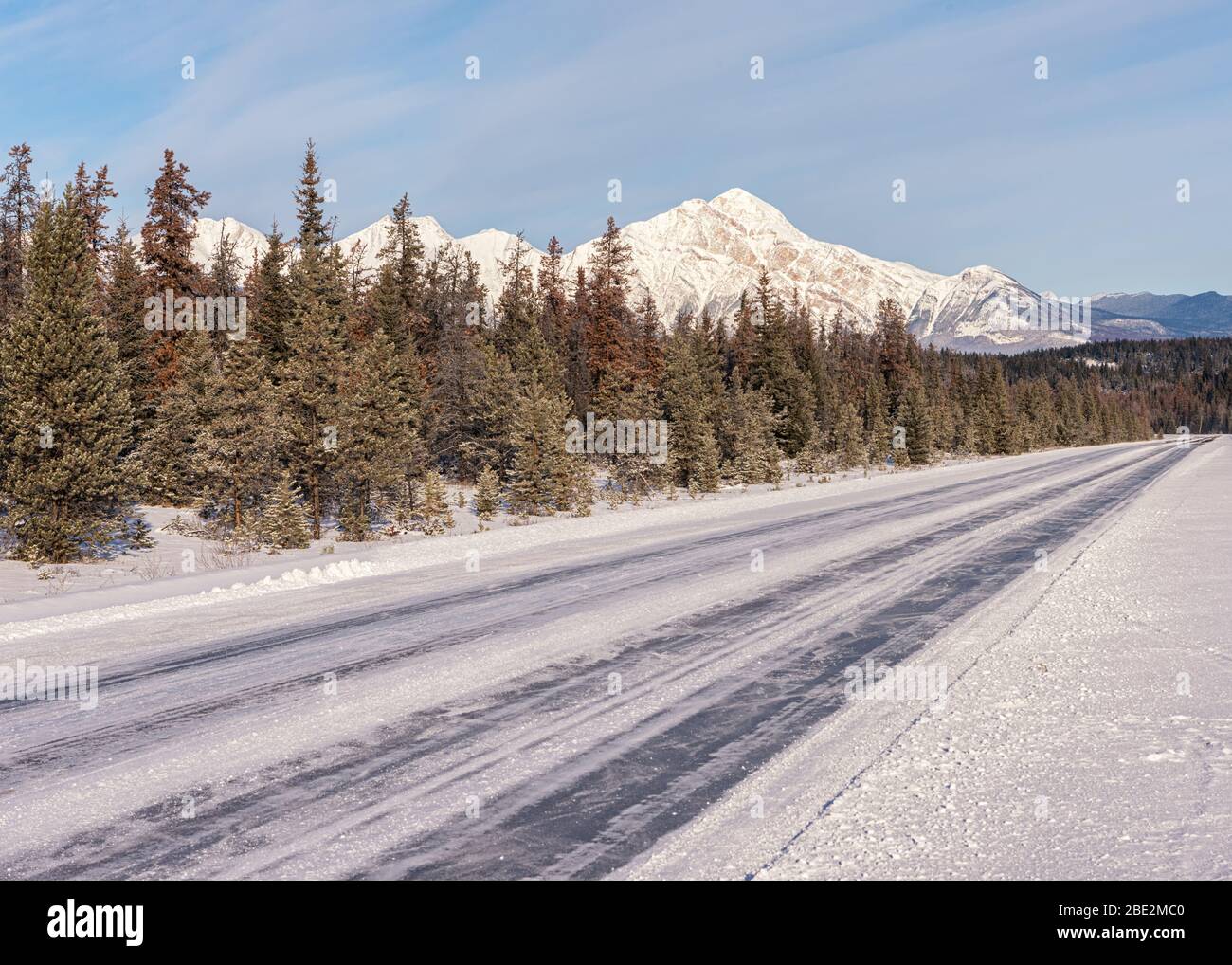 La neige couvrait la route transcanadienne 93 entre Banff et Jasper, en Alberta, au Canada Banque D'Images