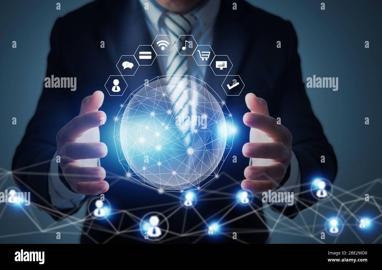innovation mondiale et concept de technologie de mise en réseau, homme d'affaires tenant la planète sociale, réseau se connecter dans le monde entier avec des données d'icône d'entreprise Banque D'Images