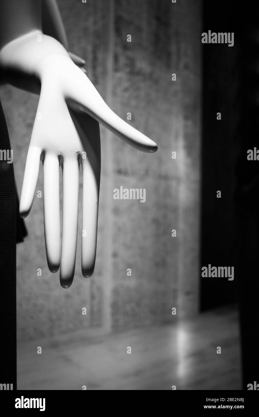 Main artificielle montrant la paume de la main sur fond sombre. Pas de gens Banque D'Images