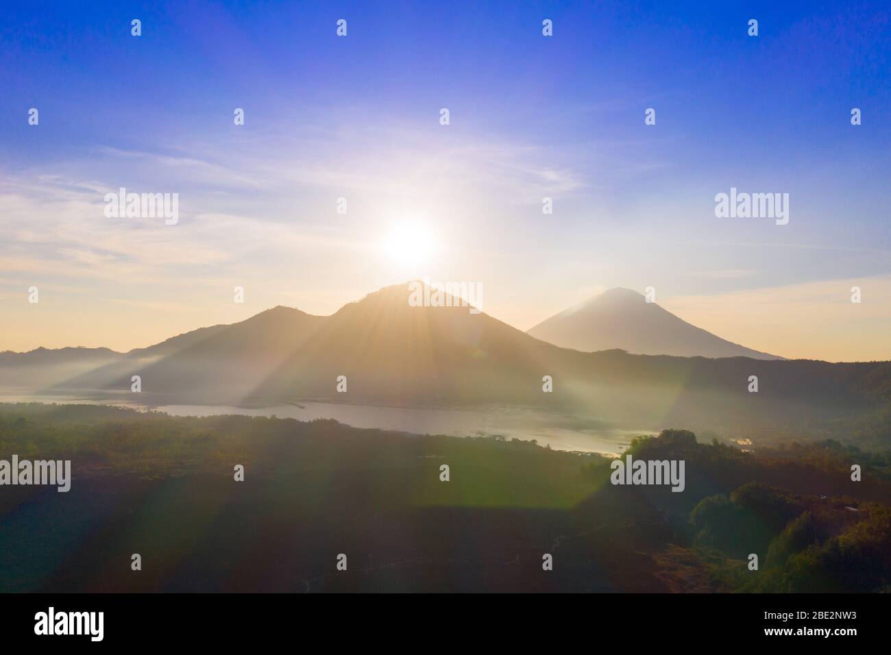 Lever de soleil et brume pittoresques au volcan Batur, Kintamani, Bali, Indonésie. Banque D'Images