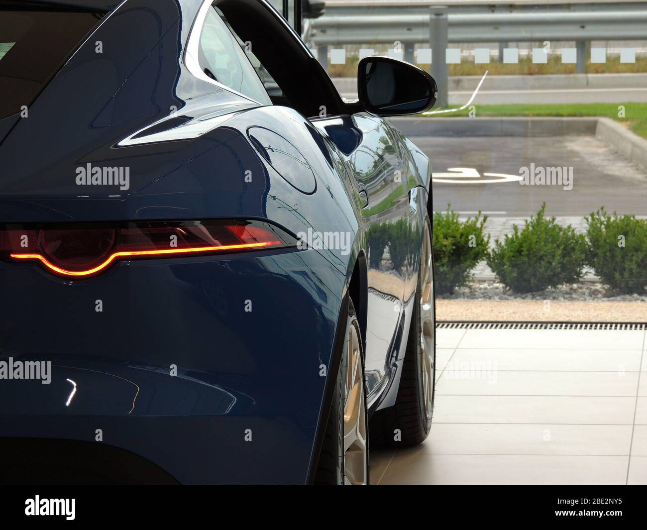 Partie arrière d'UNE voiture neuve à l'intérieur D'UNE concession Banque D'Images