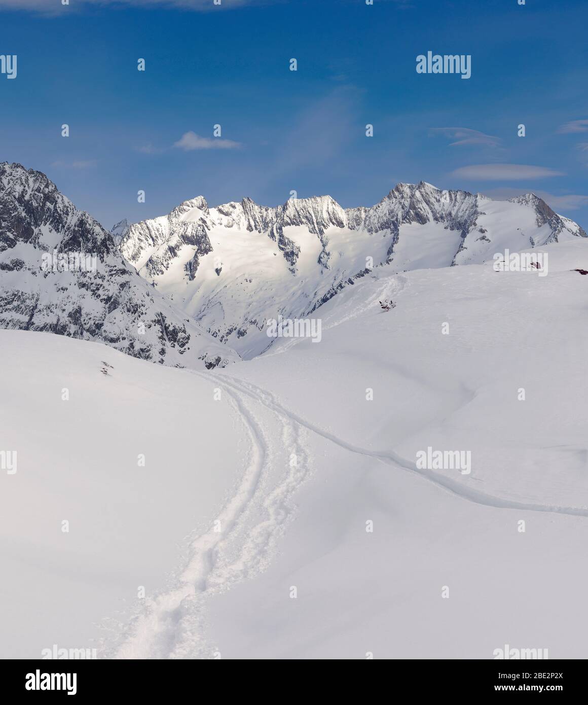 Paysage d'hiver de montagne avec pistes de ski à travers la neige en poudre. Montagnes suisses Wannenhorn Gabelhorn à Wallis dans la région de Jungfrau-Aletsch près de Moosfluh. Banque D'Images