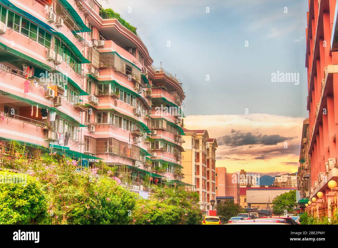 Immeubles d'appartements contre un coucher de soleil dans la ville de Wenzhou Chine situé dans la province de Zhejiang Chine. Banque D'Images