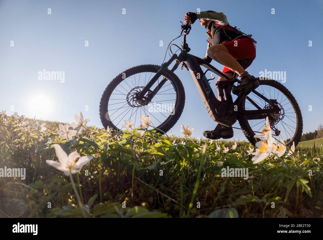 fille de motocross sur vélo