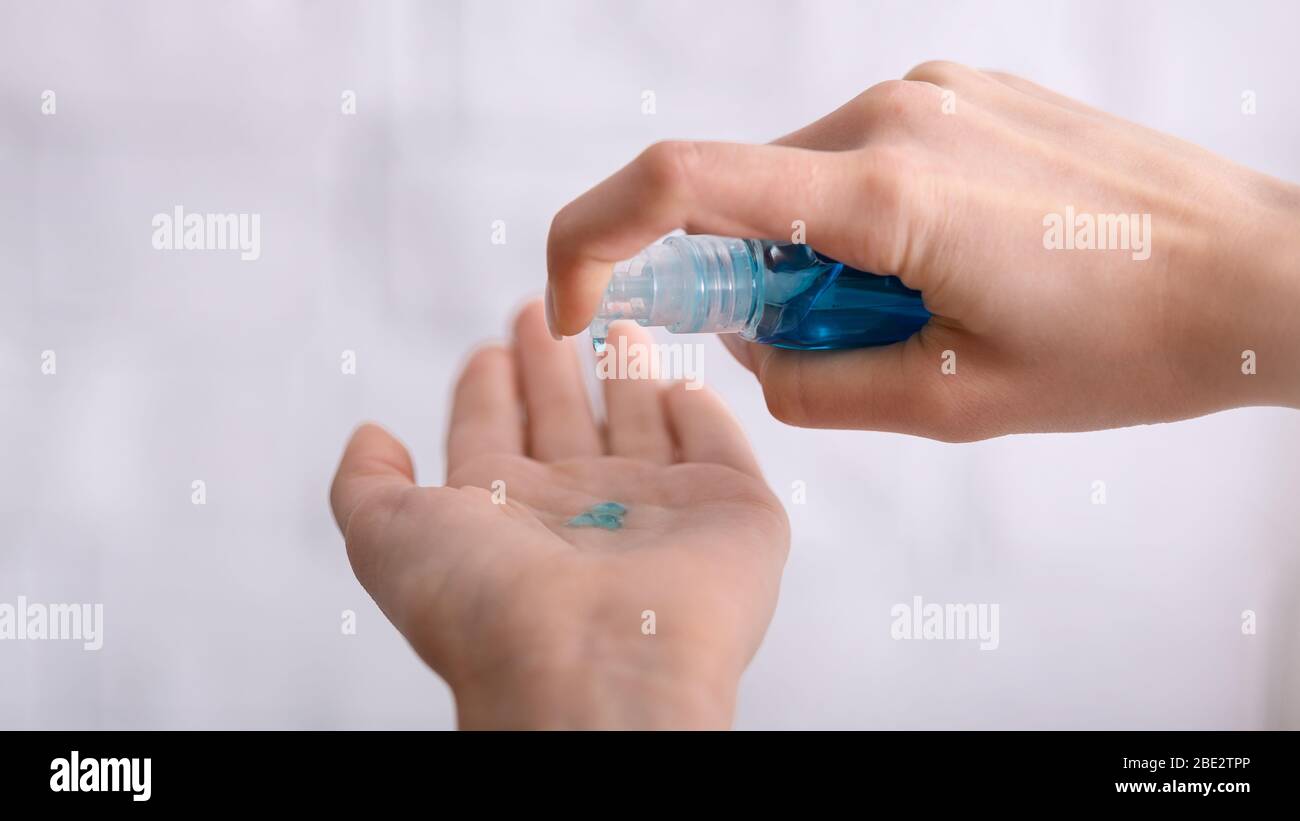 Femme désinfecter les mains antiseptique pendant la quarantaine 2019-ncov Banque D'Images