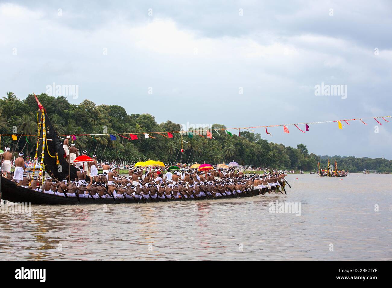 Bateaux décorés aussi appelés palliyodam et rameurs de la course de bateaux d'Aranmula, la plus ancienne Fiesta de bateau de rivière à Kerala, Aranmula, course de bateau de serpent, inde Banque D'Images