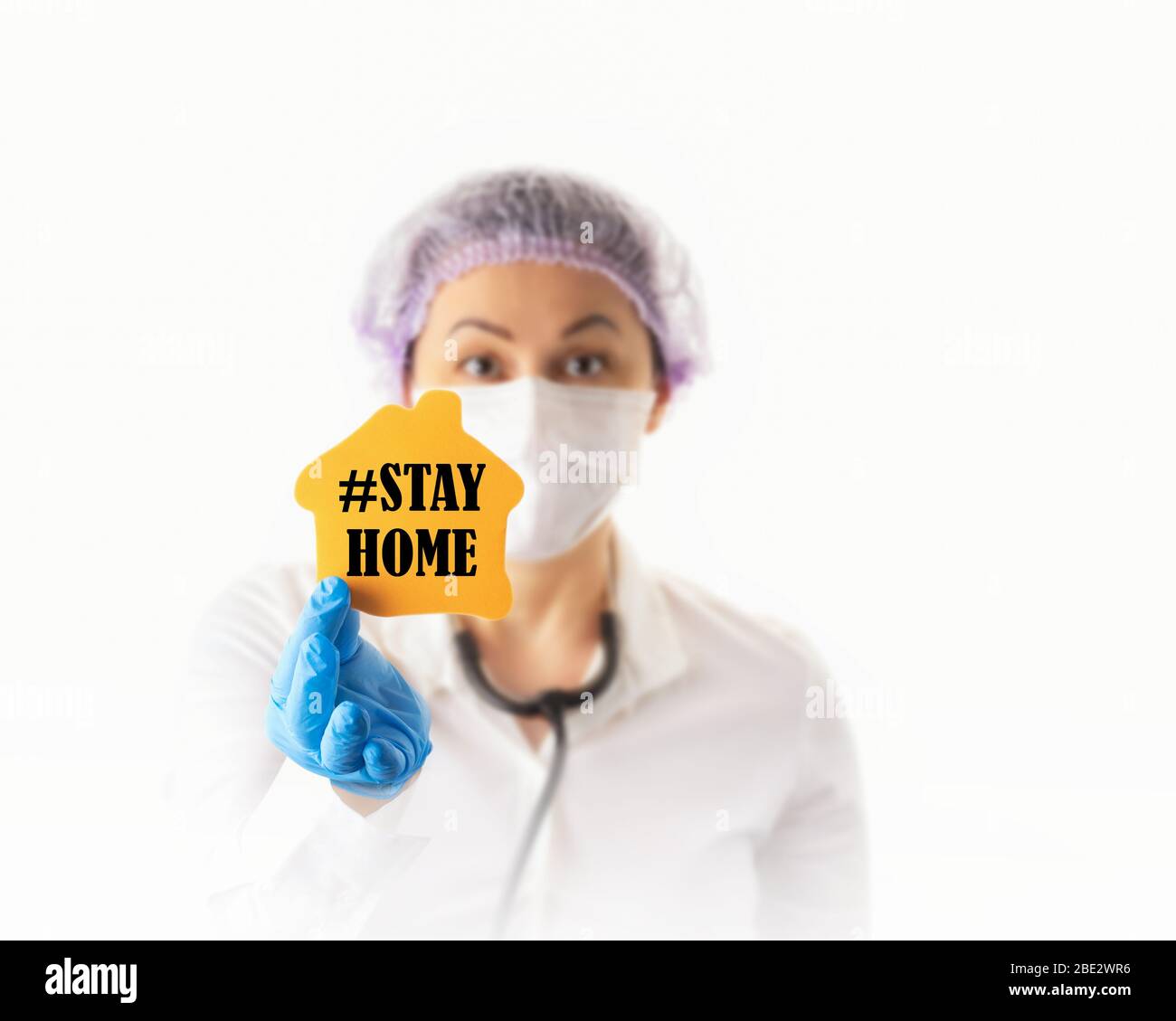 Prévention et arrêt du concept d'infection à coronavirus. Médecin ou infirmière féminin dans le masque de protection médicale montrant rester à la maison. Banque D'Images