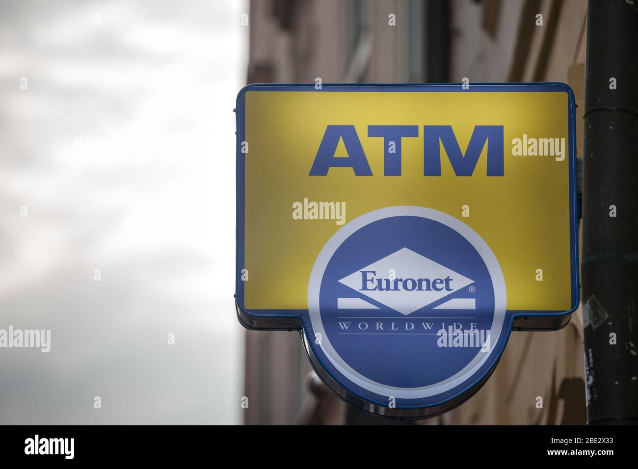 PRAGUE, TCHÉQUIE - 3 NOVEMBRE 2019: Le logo d'Euronet Worldwide indique l'un de leurs guichets automatiques bancaires à Prague. Euronet est un paiement électronique américain et financ Banque D'Images