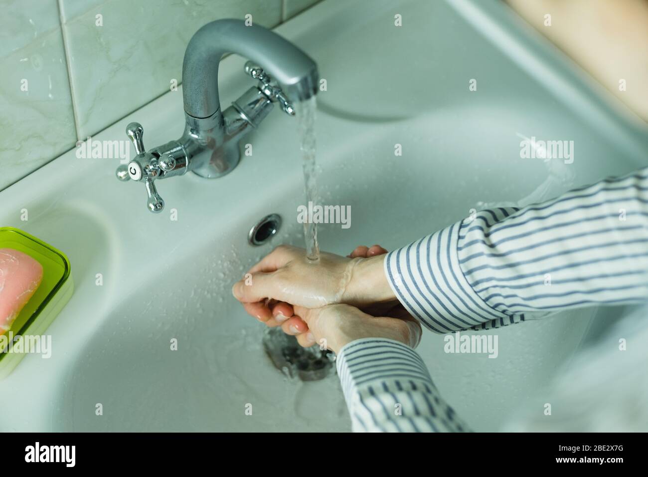 Nettoyer les mains avec du savon et de l'eau. Banque D'Images