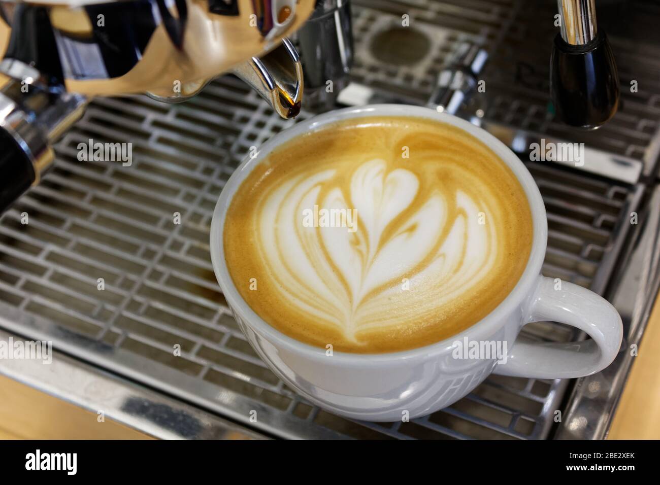 Latte art pour cappuccino chaud sur machine à espresso Banque D'Images