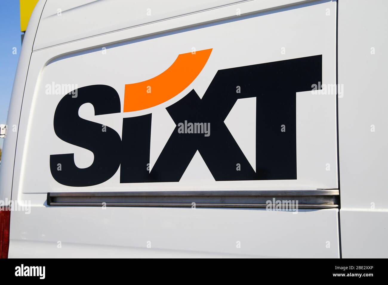 Mönchengladbach, Allemagne - 9 avril. 2020: Vue sur une fourgonnette blanche isolée avec logo de Sixt louer une compagnie de voiture Banque D'Images