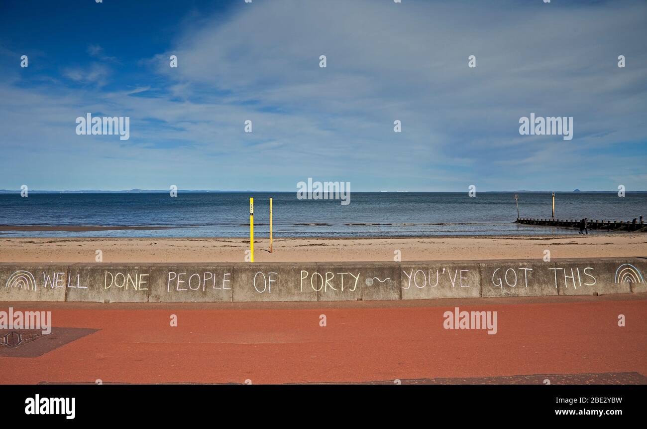 Portobello Promenade, Édimbourg, Écosse, Royaume-Uni. 11 avril 2020. Température de 16 degrés avec plein soleil dans l'après-midi après un début nuageux. Le samedi de Pâques, une plage très calme le troisième week-end de Coronavirus Lockdown. Sur la Promenade un message écrit à craie sur le mur félicitant le peuple porté pendant la pandémie de Coronavirus. Crédit: Arch White/ Alay Live News. Banque D'Images