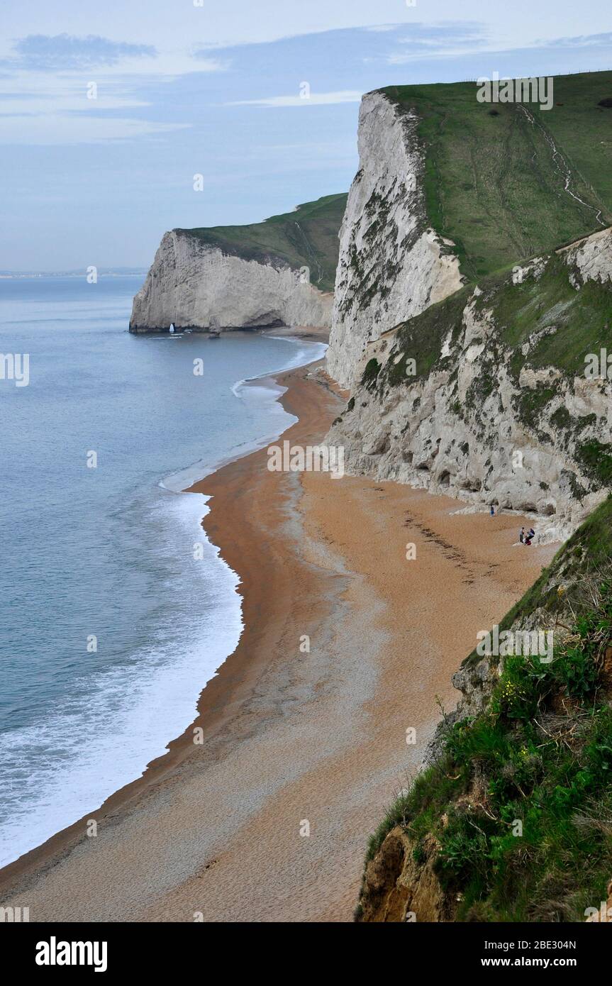 En regardant vers l'ouest depuis la porte de Durdle jusqu'aux falaises de craie de Swyre Head et de Bat's Head.partie de la côte jurasique de Dorset. Banque D'Images