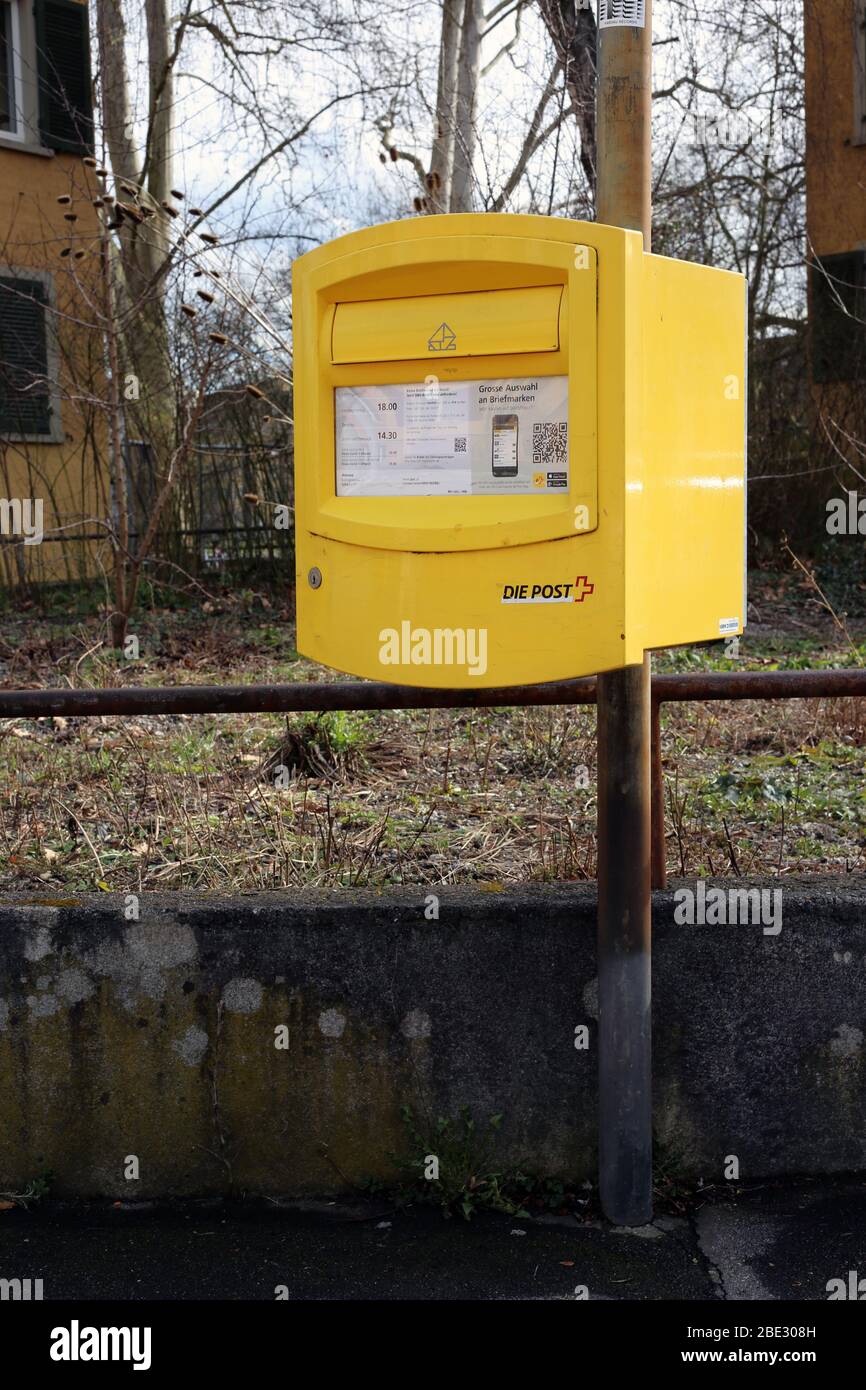 Boîte aux lettres jaune « Die Post » avec instructions d'envoi de courrier  en Suisse. La boîte est en métal et peinte en jaune. Zürich, Suisse Photo  Stock - Alamy