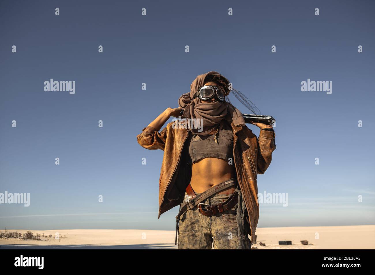 Femme de cyberpunk post-apocalyptique avec arme à l'extérieur. Jeune fille  guerrier en vêtements de sabby tenant l'épée debout dans une posture sûre  regardant l'appareil photo. Le temps de l'après-apocalypse nucléaire. La vie