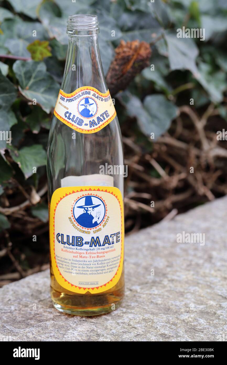 Bouteille Club-Mate à moitié vide dans un parc à Zürich, Suisse, mars 2020. Club-Mate est une boisson non alcoolisée allemande avec des détails de logo jaune et bleu. Gros plan. Banque D'Images