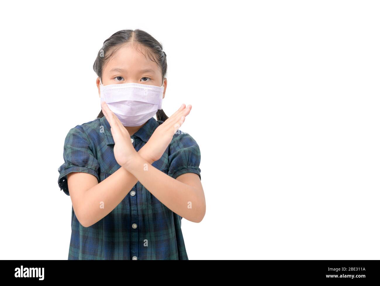Les Asiatiques mignons portent un masque chirurgical pour se protéger contre les virus covid-19 et la pollution atmosphérique des PM2,5, et montrent des gestes de la main pour arrêter l'éclosion du virus covid-19 i Banque D'Images
