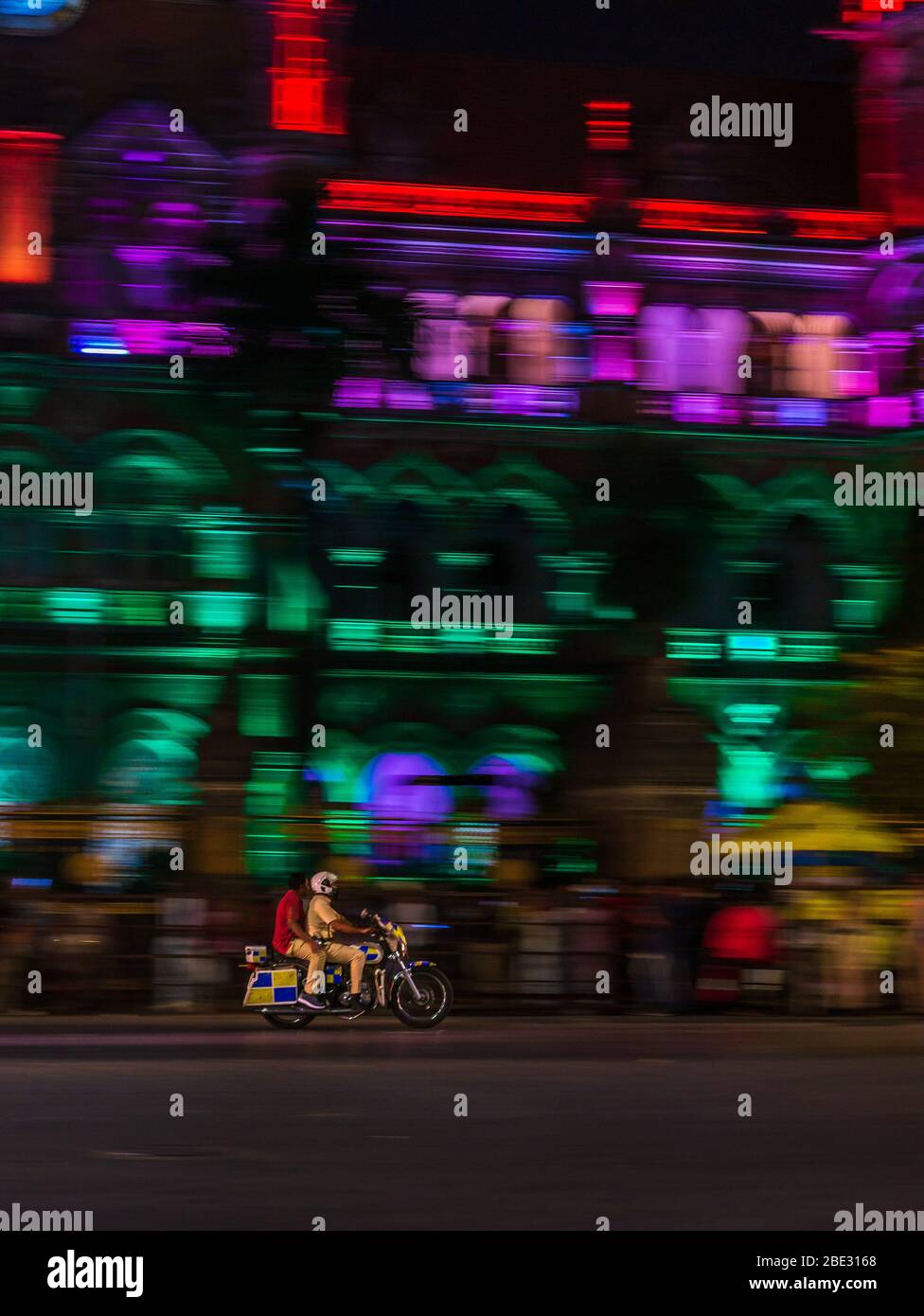 Mumbai, Inde - 26 janvier 2020 : le policier de Mumbai à vélo près de la gare CST au sud de Mumbai Banque D'Images