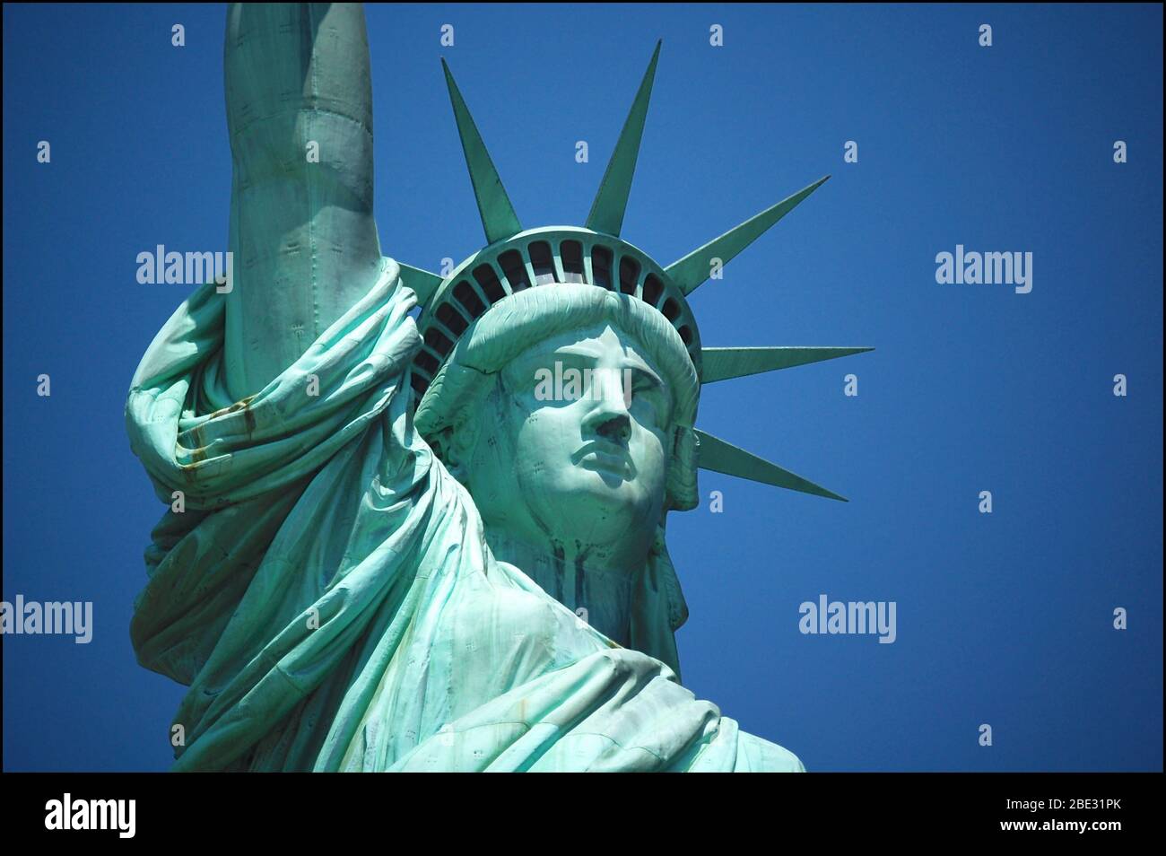 Gros plan sur la Statue de la liberté (la liberté illuminant le monde) sculpture néoclassique contre le ciel bleu sur Liberty Island à New York C Banque D'Images