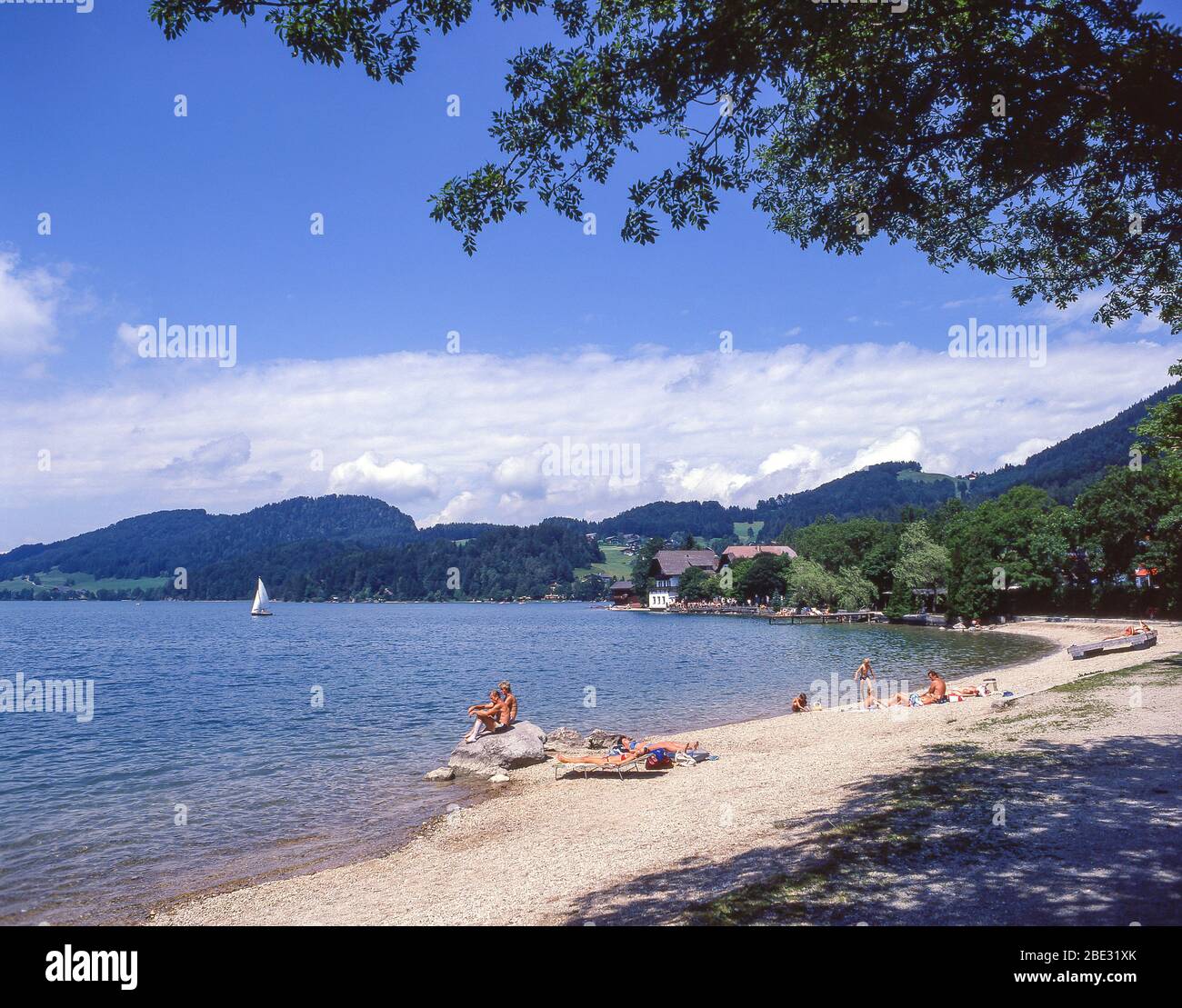 Vue sur la plage, lac Fuschl (Fuschlsee), Fuschl, État de Salzbourg, République d'Autriche Banque D'Images