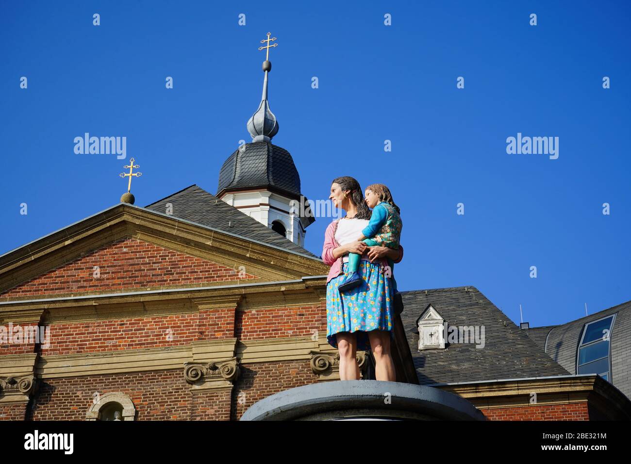 'Säulenheilige' (saints sur colonnes) : sculptures modernes et réalistes des gens du quotidien sur des piliers publicitaires. Artiste: Christoph Pöggeler. Banque D'Images