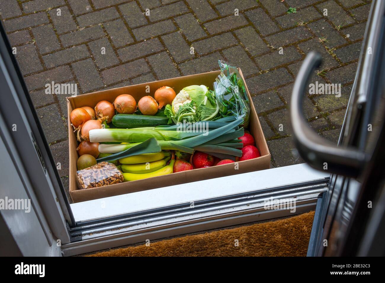 Porte livraison de fruits et légumes pendant l'éclusage pandémique de Coronavirus, Royaume-Uni Banque D'Images