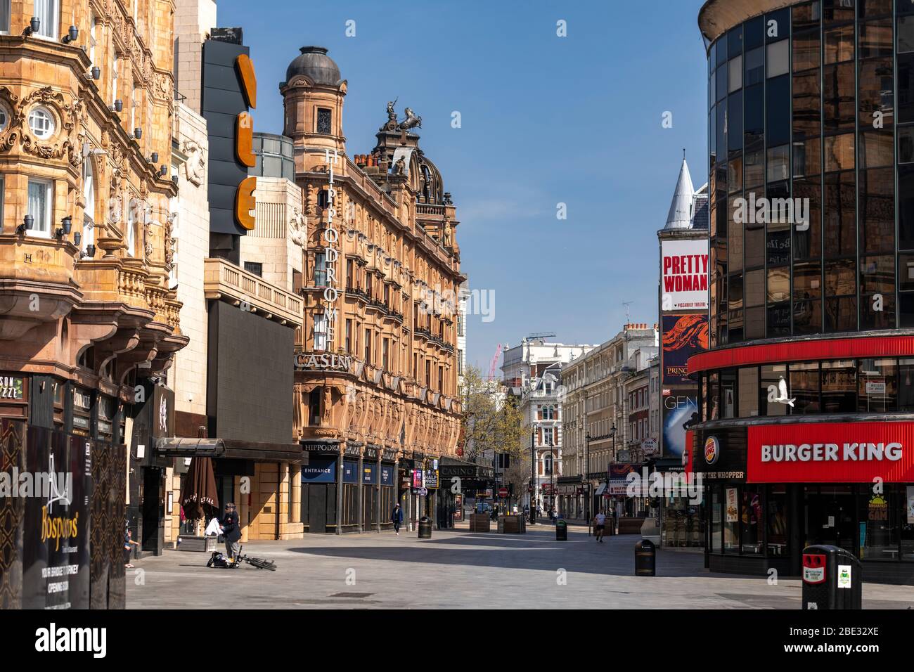 Vue sur Cranbourn St vide et calme de Leicester Square, Londres pendant le verrouillage forcé en raison de l'épidémie de grippe covid 19 de coronavirus Banque D'Images