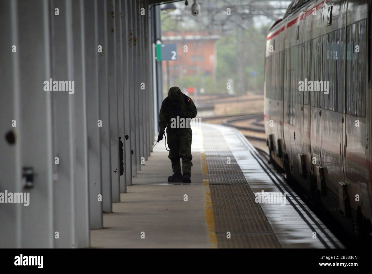 Gijon, Espagne. 11 avril 2020. Gijon, ESPAGNE : un soldat de l'armée espagnole nettoie lorsqu'un train RENFE arrive d'Oviedo le 29 avril 2020 à Gijon, Espagne, dans l'État espagnol d'alerte. (Photo d'Alberto Brevers/Pacific Press) crédit: Pacific Press Agency/Alay Live News Banque D'Images