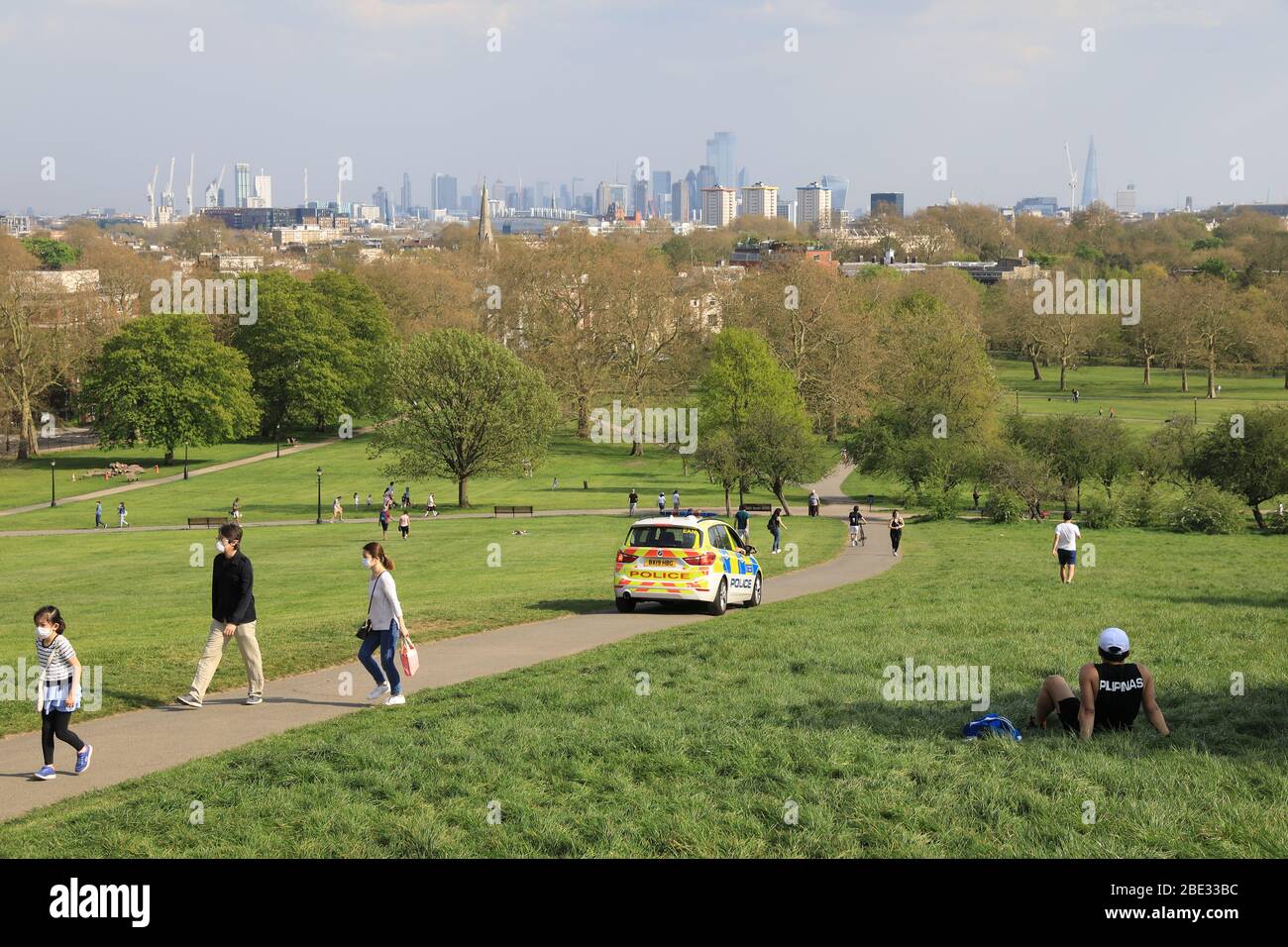 Londres, Royaume-Uni. 11 avril 2020. La police persuade les gens de continuer à se déplacer sur Primrose Hill, un samedi chaud et ensoleillé de Pâques, au milieu du verrouillage pandémique du coronavirus. Crédit: Monica Wells/Alay Live News Banque D'Images