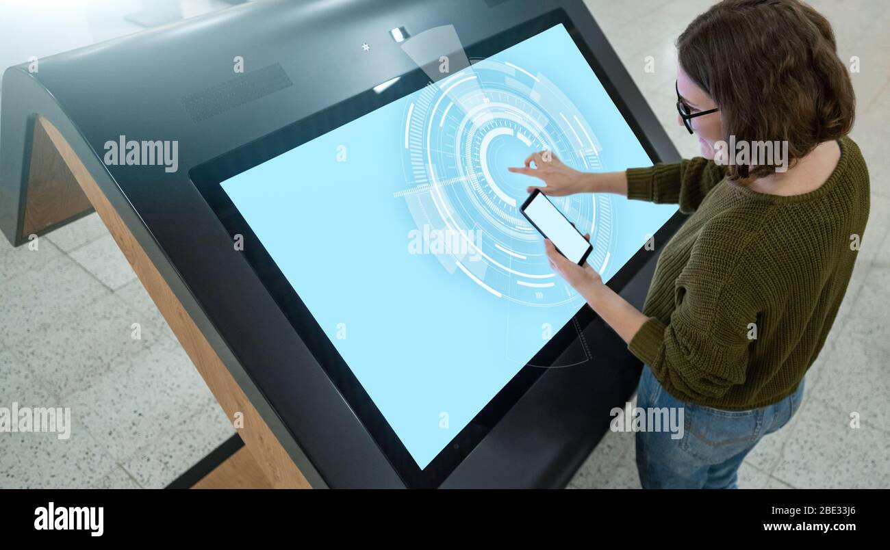 La femme utilise le kiosque en libre-service Banque D'Images