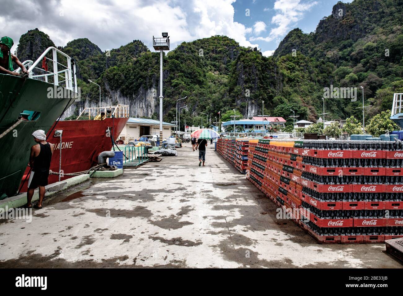 Port d'El nido où les navires commerciaux sont amarrés Banque D'Images