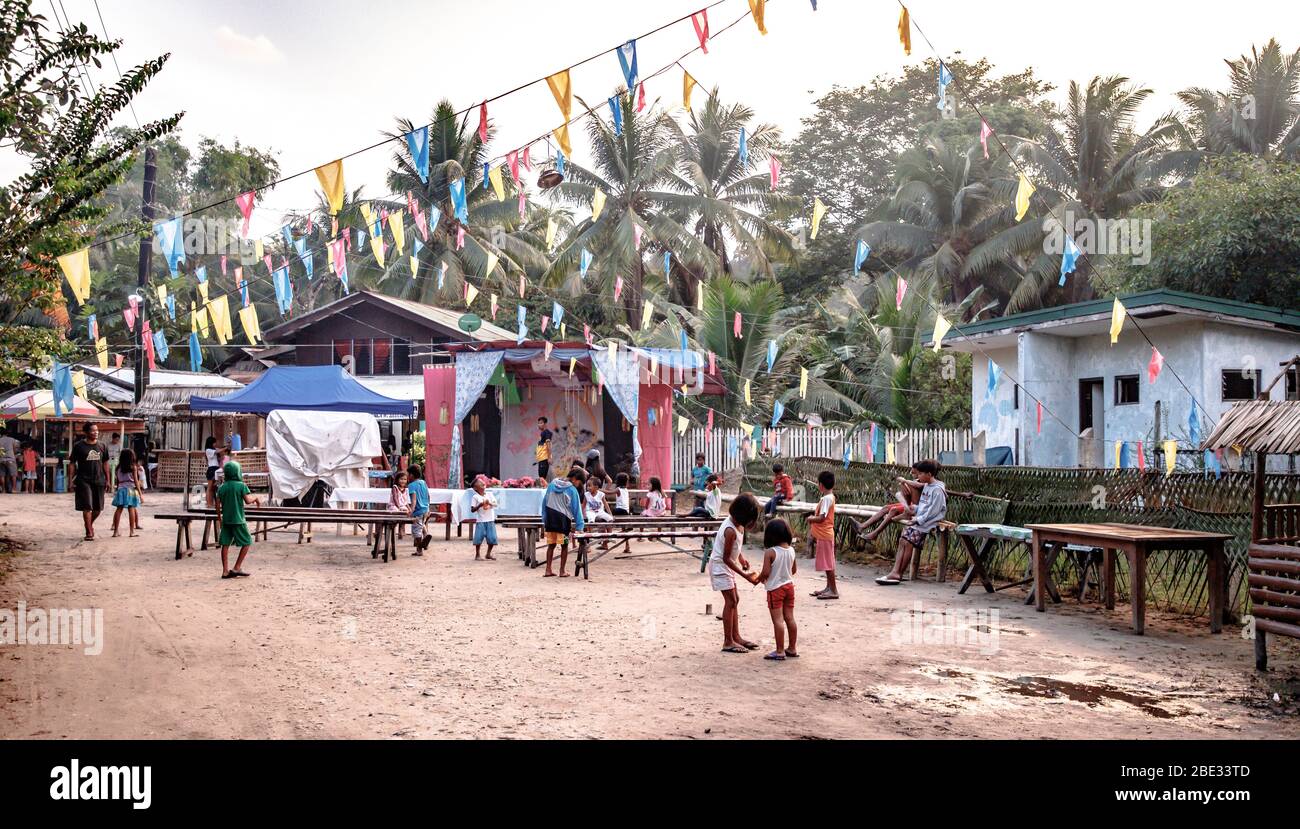 Enfants philippins dans une fête pour une école dans la campagne Banque D'Images