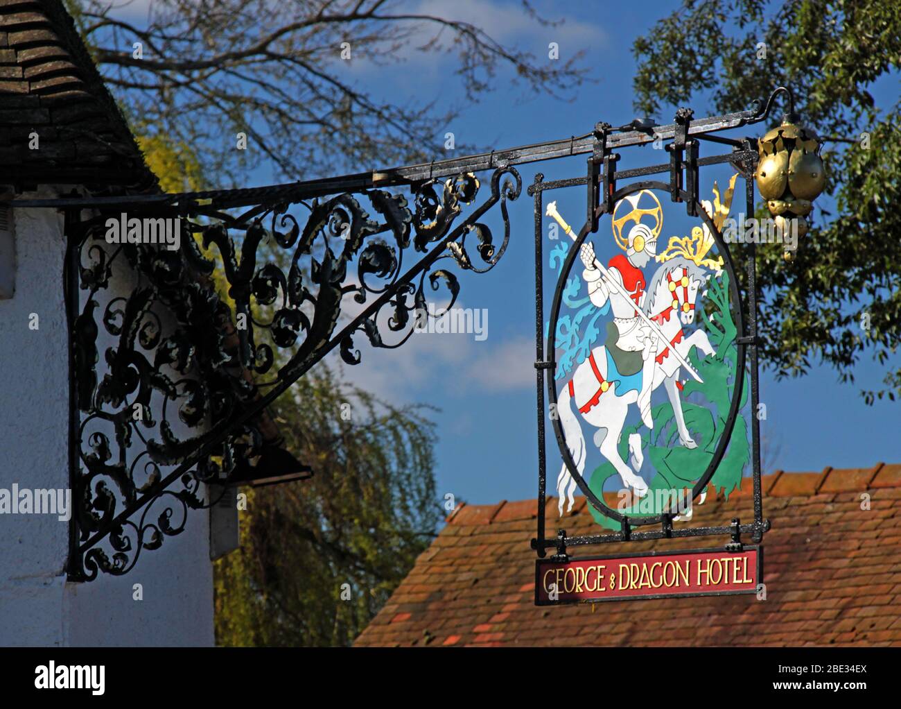 Panneau décoré du pub de l'hôtel George and Dragon, Great Budworth, Northwich , Cheshire, Angleterre, Royaume-Uni Banque D'Images