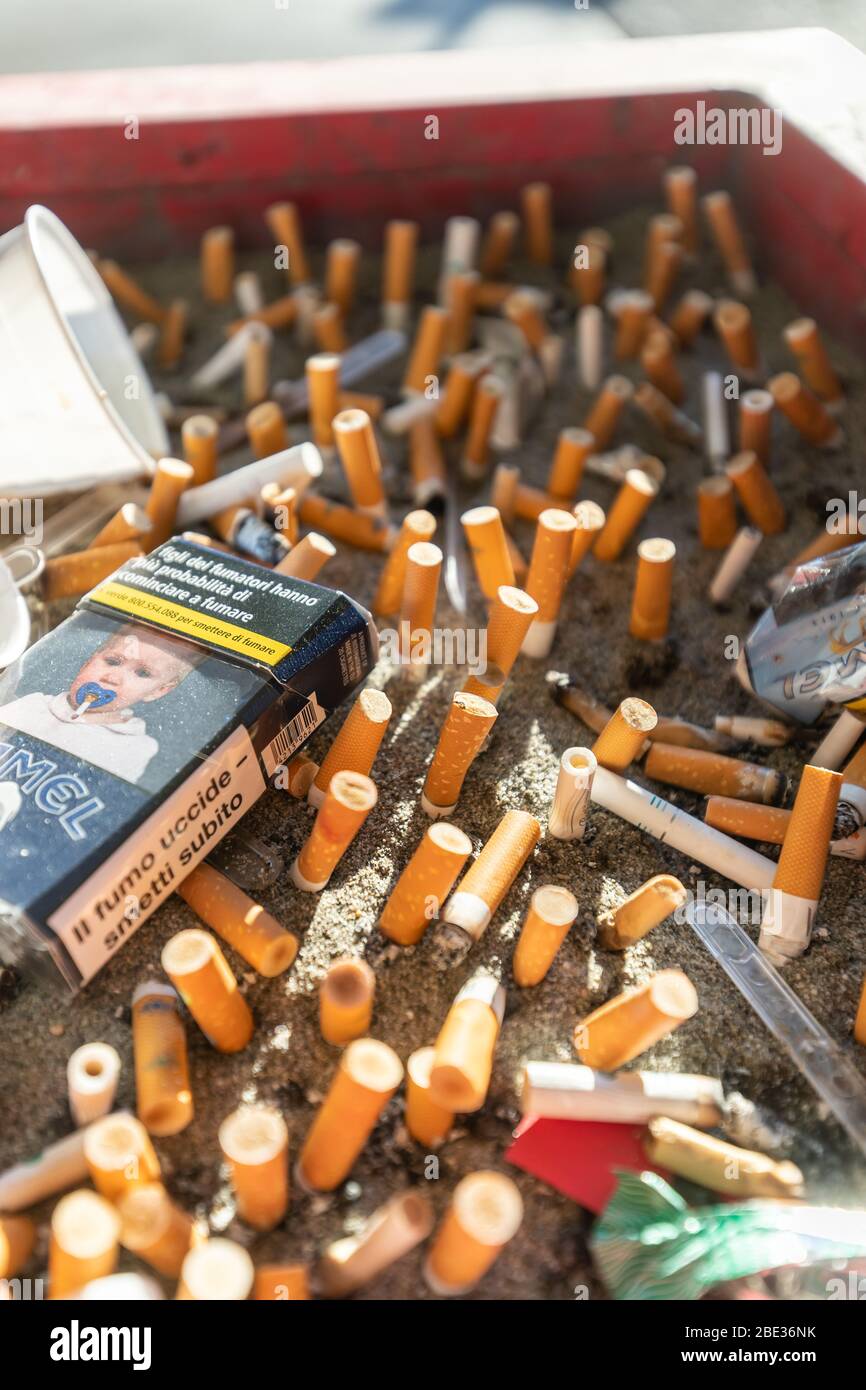 Ferrara, Italie. 8 avril 2020. Cigarettes et fumer à Ferrara, Italie. Crédit: Filippo Rubin / Alay Live News Banque D'Images