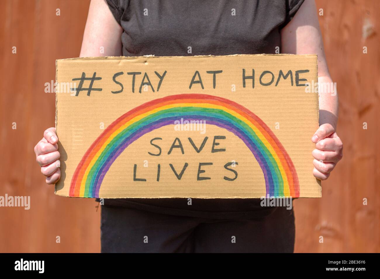 Coronavirus signe Rainbow message rester à la maison Covid-19 . Banque D'Images