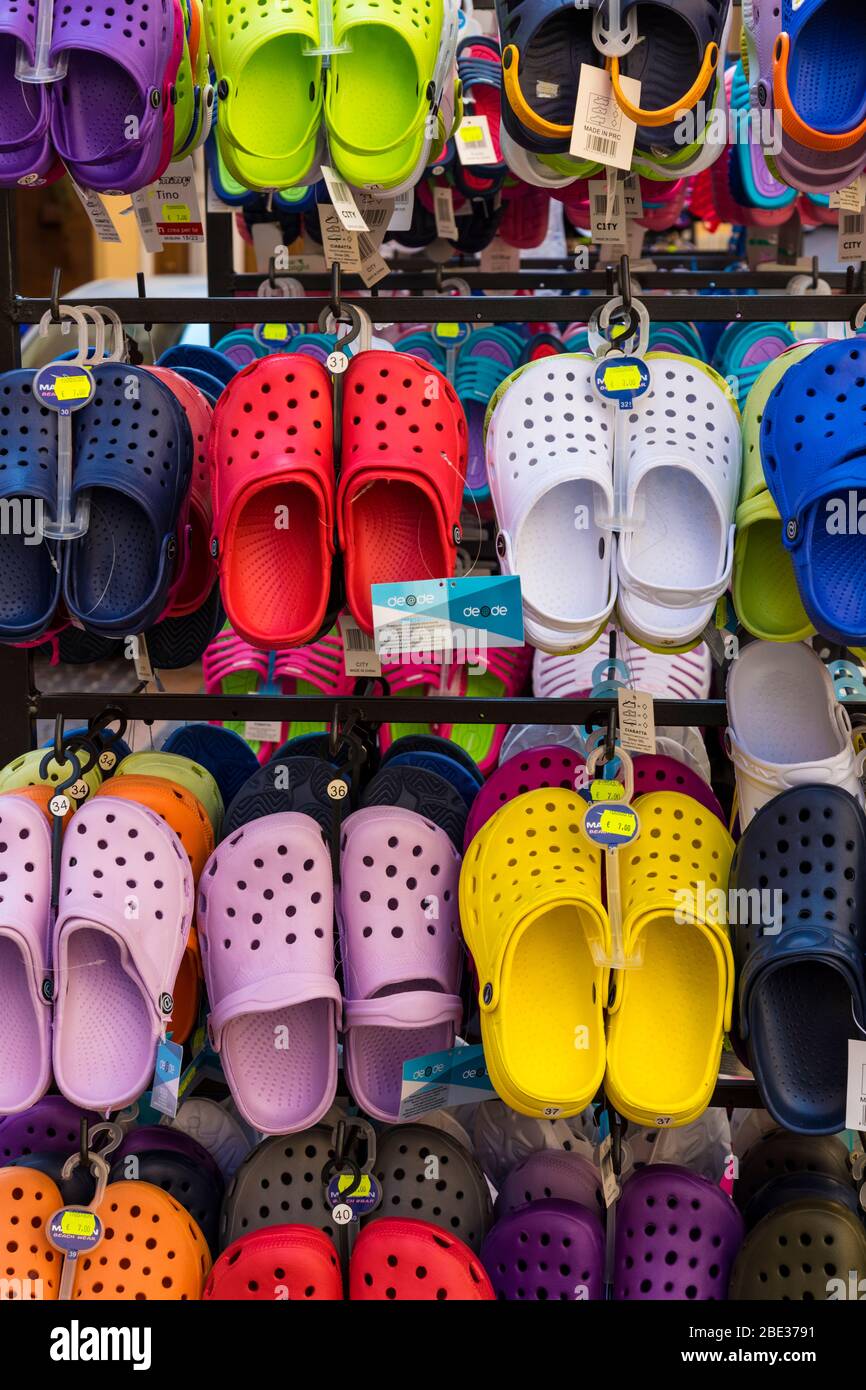 Une collection colorée de chaussures en plastique de type « croc » à vendre  sur un présentoir extérieur, Italie Photo Stock - Alamy