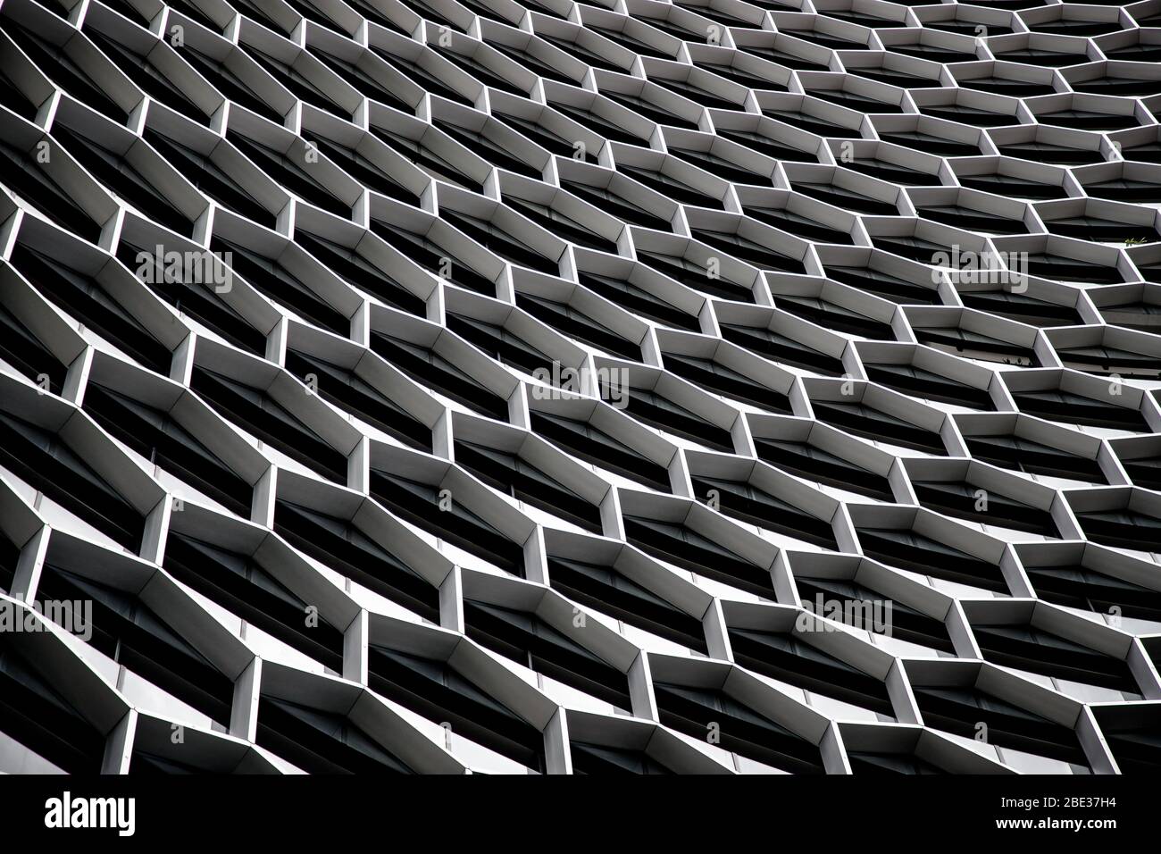 Motif géométrique dans la façade d'un gratte-ciel à Singapour - patron geometrico en la fachada d'un Rascacielos en Singapur Banque D'Images