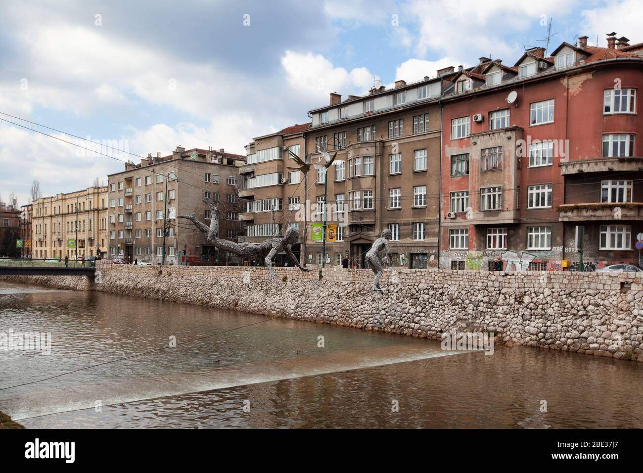 Sarajevo, Bosnie-Herzégovine - 27 février 2019: Installations artistiques au-dessus du fleuve Banque D'Images