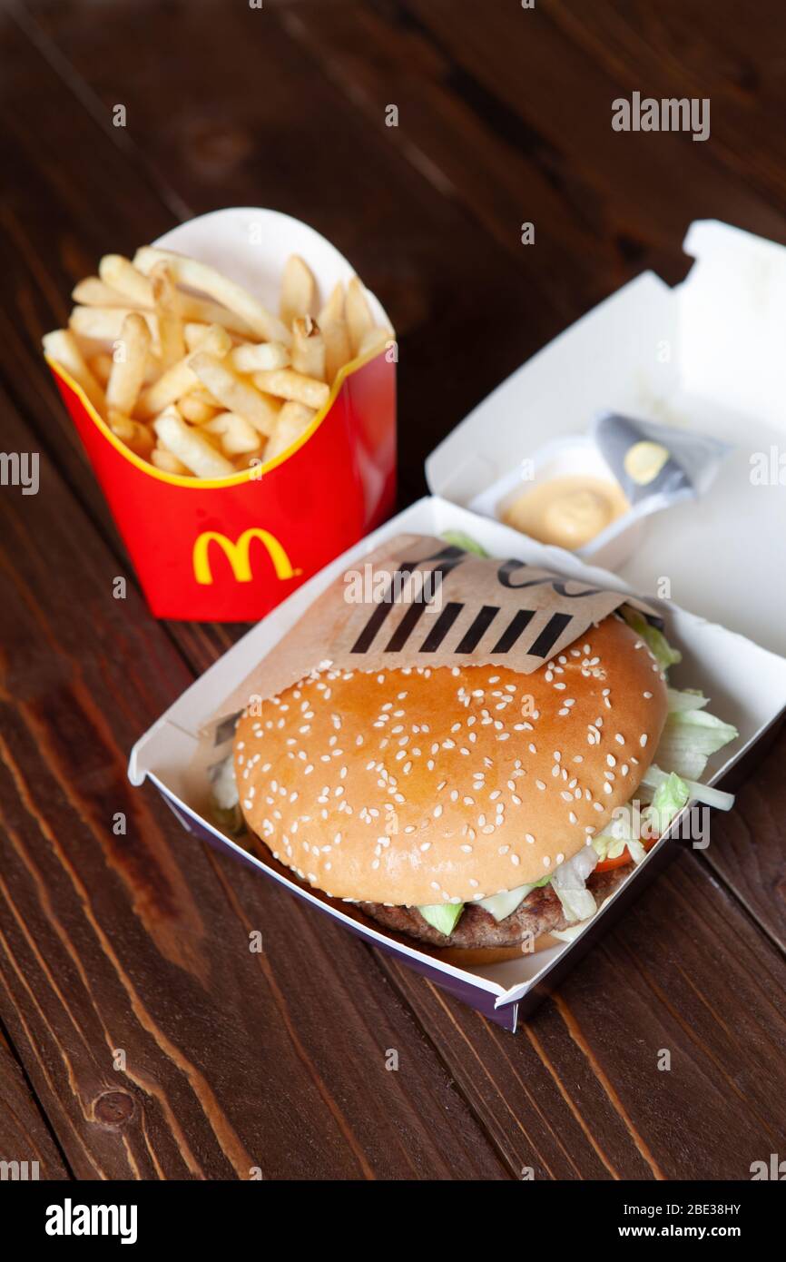 Moscou / Russie - 6 avril 2019 : livraison de nourriture McDonald's. Frites  et hamburger avec pain saupoudrés de graines de sésame sur table en bois.  Vue latérale. Version Photo Stock - Alamy